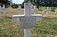 Croix en pierre portant les noms de 5 victimes civiles belges et françaises.