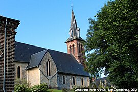 Eglise de Saint-Ouen-Le-Houx (vue ilmu depuis la mairie).jpg