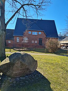 Pfarrhaus mit Gedenkstein für Gustav Nachtigal