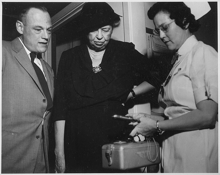 File:Eleanor Roosevelt at Oak Ridge, Tennessee - NARA - 195999.jpg