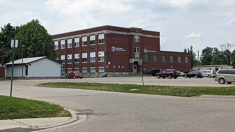 File:Elmira District Secondary School - Elmira, ON.jpg