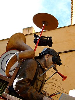 Escultura hombre orquesta Cartuja de Sevilla 2