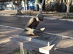 Escultura de lector en el paseo de esculturas de la plazoleta entre Mitre y Sallarés.