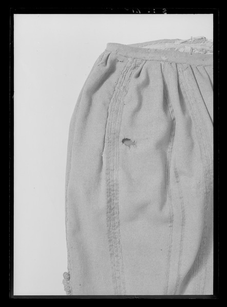 File:Ett par byxor av grå vadmal med banddekor och silvergaloner - Livrustkammaren - 1257.tif