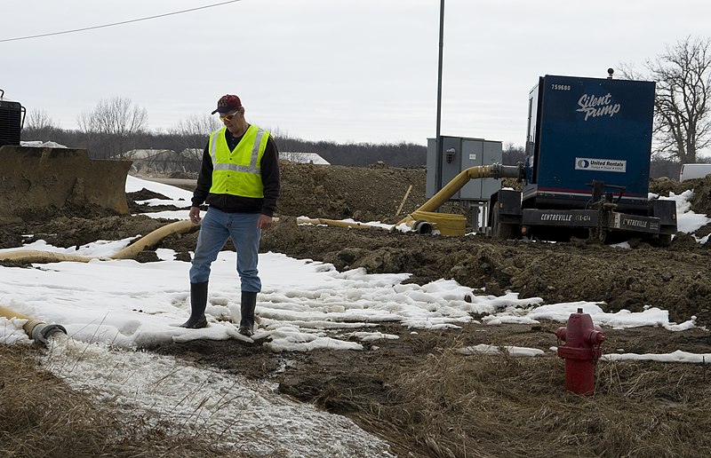 File:FEMA - 40569 - Moorhead, MN floods highest ever, city works to hold back water.jpg