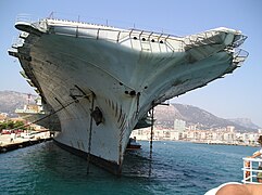 L'étrave du Q790 désarmé à Toulon (juillet 2004).
