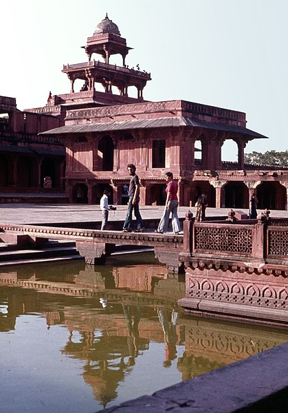 File:Fatehpur Sikri-22-Palast-Bassin-1976-gje.jpg