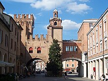 Corso Porta Reno presso i fornici di accesso alla piazza del duomo. Ben distinguibile a sinistra il lato originale medievale della via ed a destra la parte ricostruita con criteri moderni nel secondo dopoguerra.