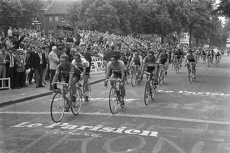 File:Finish van de 2e etappe in Maastricht 1e Julien Stevens, 2e Wil in het Veld, Bestanddeelnr 922-5882.jpg