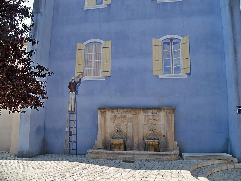 File:Fontaine Place Laroyenne.jpg