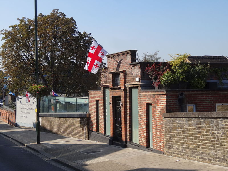 File:Former Ladies toilet in Teddington, flying the Georgian flag 02.JPG