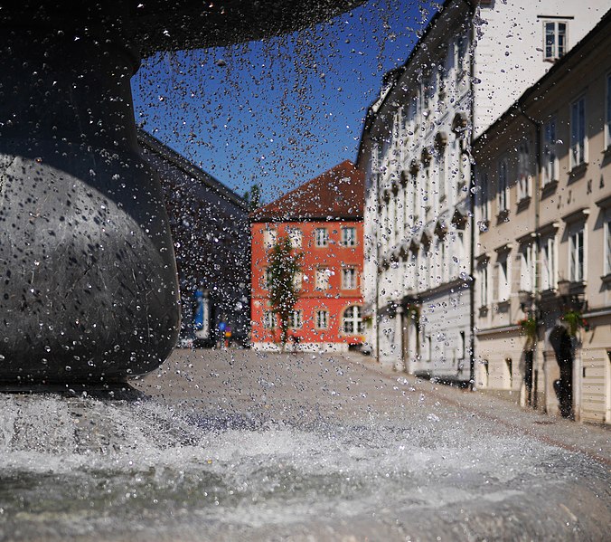 File:Fountain water droplets.jpg