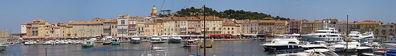 Saint-Tropez von seinem Hafen.