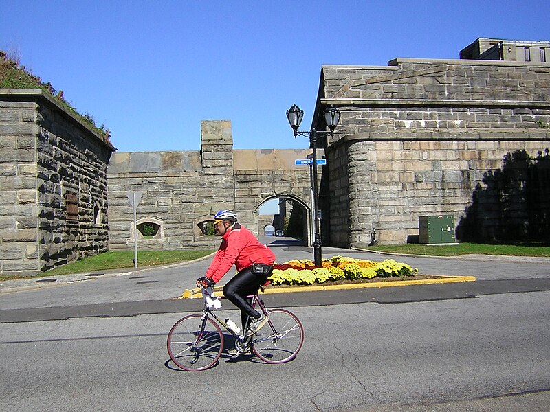 File:Ft Schuyler south gate 2007 jeh.jpg