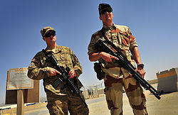 Fusilier Commando de l’Air et un membre de l'USAF sur l'aéroport de Kandahar.JPG
