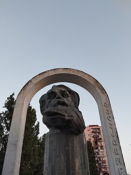 Pamyatnik Galaktionu Tabidze v Batumi.