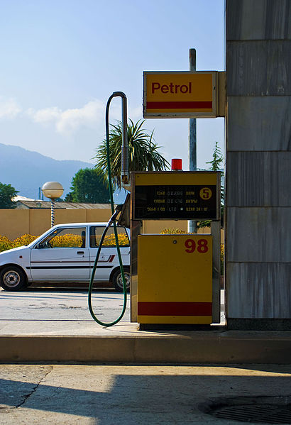 File:Gas station.jpg