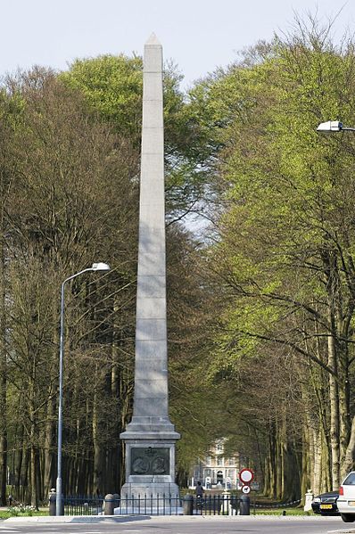 File:Gedenknaald koningin Wilhelmina en prins Hendrik (1901), met erachter de oprijlaan van het Loo - Apeldoorn - 20528162 - RCE.jpg