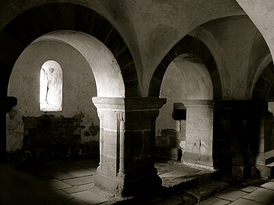 Cripta del monasterio de Gemerode.[11]​ La arquitectura románica necesita gruesos muros para sostener las bóvedas; los vanos resultan pequeños y las alturas limitadas, determinando espacios de escasa iluminación.