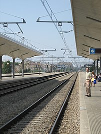 Català: Andana de l'estació del ferrocarril de Girona, direcció a Barcelona. Italiano: Banchina della stazione ferroviaria di Girona, verso Barcellona.