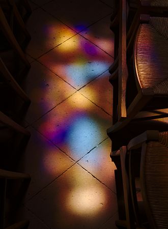 Français : Lumière des vitraux de l'église de Giroussens. English: Light from stained glass window of Giroussens church.