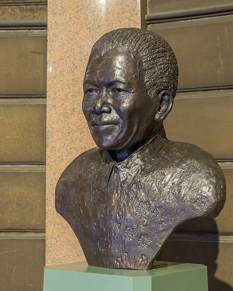 File:Glasgow City Chambers - Nelson Mandela - 1.jpg