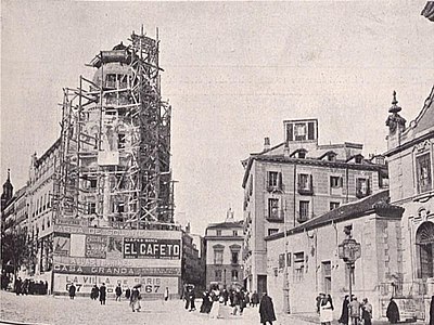 Entrada a la Gran Vía, aún sin construir, desde la Calle de Alcalá. A la izquierda el edificio Metrópolis en construcción. 1910