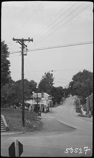 File:Gulf Service Station - NARA - 280522.jpg