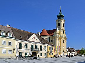 Hauptplatz mit Pfarrkirche Laxenburg.jpg