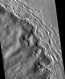 HiRISE tarafından görüntülenen Hecates Tholus sırtları.Sırtlar batı-kuzeybatı doğrultusunda seyreder. Bir teoriye göre bu bölge 200 metrelik buz tabakasının altında meydana gelen volkanik patlama sonucu oluşmuştur.