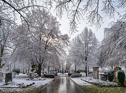 Vista invernal do cemitério de Böckingen, Heilbronn, Alemanha. O cemitério foi construído em 1905, em uma colina no que era então a periferia norte da cidade, onde a capela do cemitério foi construída como um edifício sagrado eclético, conforme os planos do arquiteto Karl Tscherning e agora listado como monumento cultural. (definição 8 481 × 6 279)