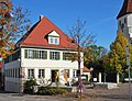 Deutsch: Das evangelische Gemeindehaus in Hemmingen in Baden-Württemberg. Historischer Ortsrundgang Hemmingen Nr. 2. Die Infotafel am Haus sagt: 1804/05 am Ort des Pfarrhauses von 1663 neu erbaut, 1890 Anbau eines Pfarrsaals mit Feuerwehrmagazin im Untergeschoss. Seit 1981 Evangelisches Gemeindezentrum. 1991 Errichtung des größeren Gemeindesaals anstelle des Pfarrsaals. Im Hof Waschaus von 1862. English: The protestant parish hall in Hemmingen in the German Federal State Baden-Württemberg.