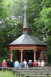 Pilger an der Forstkapelle Mariabild