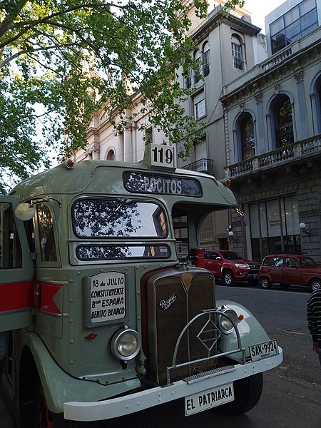 File:Histórico Autobús en Montevideo.jpg