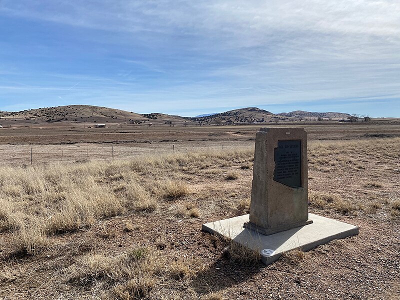 File:Historical marker at Del Rio Springs, Arizona looking southeast.jpg