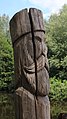 Holzfiguren auf der Brücke