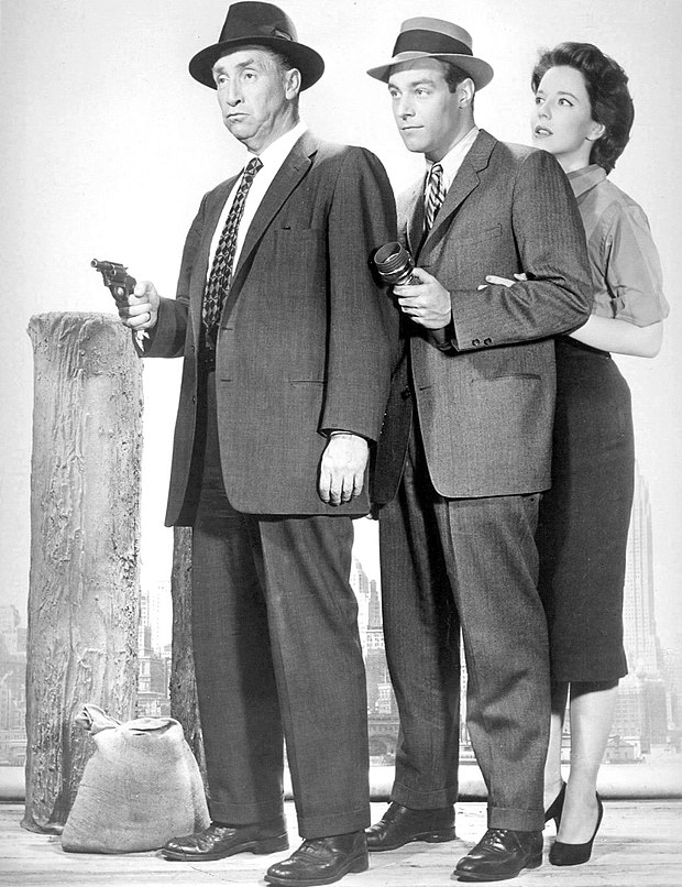 Horace McMahon, James Franciscus et Suzanne Storrs (en) (de g. à d.), dans la série Naked City, épisode The Bumper (1959, photo promotionnelle)