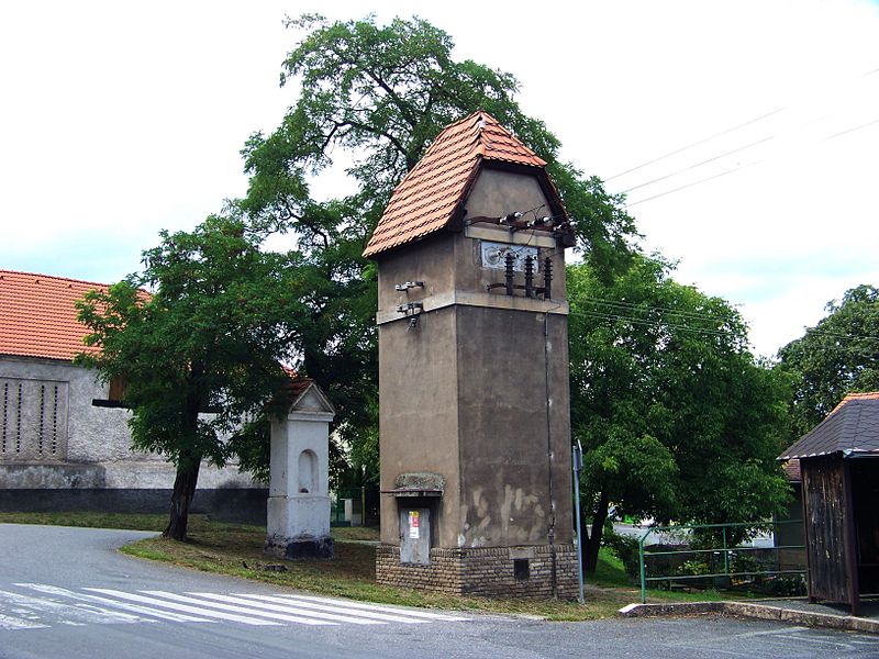 File:Hudlice, Jungmannova, trafo a kaplička u dolní zastávky.jpg