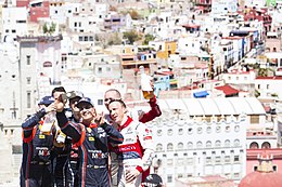 Les trois premiers équipages classés au 15ème Rallye du Mexique, en arrière plan la ville de Guanajuato