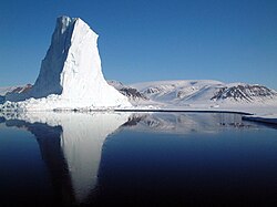 Айсберг на ръба на морския лед