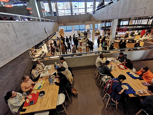 The main building has an inhouse restaurant serving pizzas, pasta, sandwiches and soup