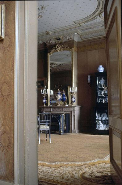 File:Interieur begane grond, zicht in de grote salon met schouw, vanuit de deurpost - Haastrecht - 20377322 - RCE.jpg