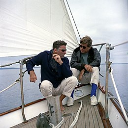 Peter Lawford (izquierda) navega con su entonces cuñado, el Presidente John F. Kennedy , a bordo del yate de la Guardia Costera de los Estados Unidos Manitou frente a la costa de la isla Johns, Maine (12 de agosto de 1962).