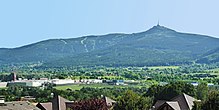 Blick von Nordost auf Reichenberg und den Ještěd