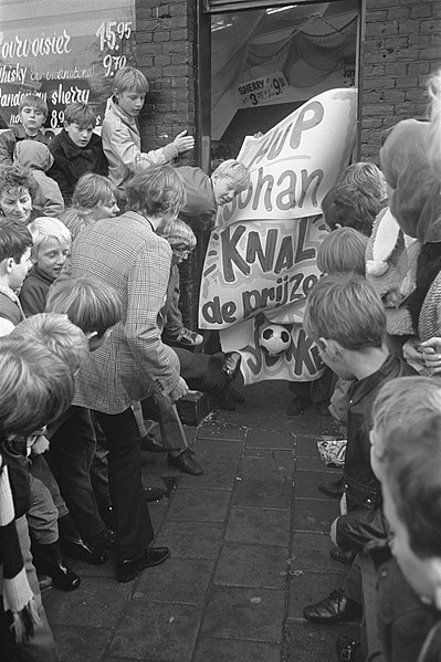 File:Johan Cruijff opent een drankenwinkel op Beukenplein Amsterdam. Cruijff schiet t, Bestanddeelnr 922-9724.jpg