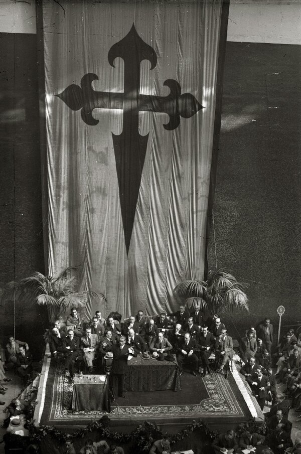 Calvo Sotelo giving a speech in the Urumea Fronton of San Sebastián (1935).