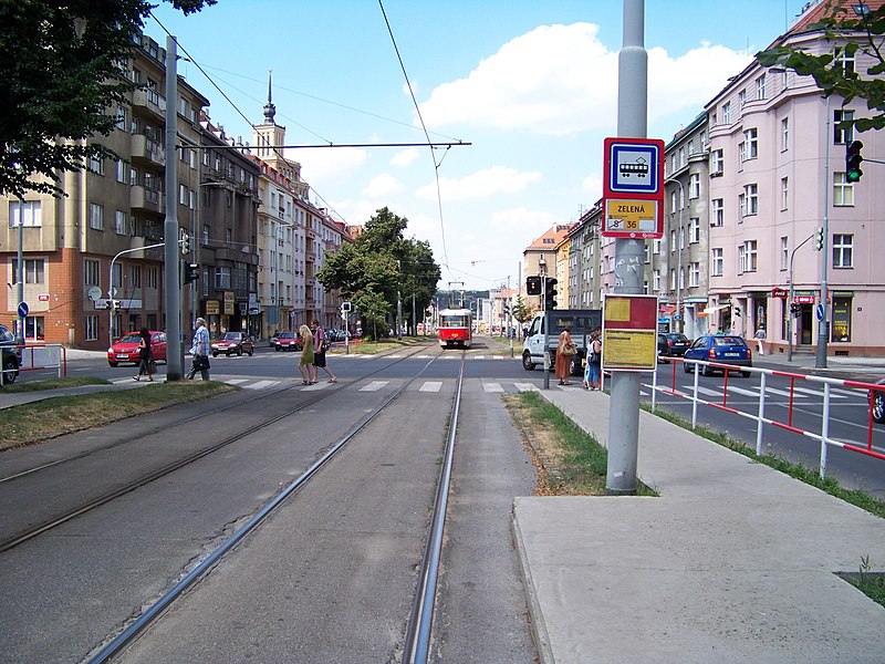 File:Jugoslávských partyzánů, tramvajová zastávka Zelená.jpg