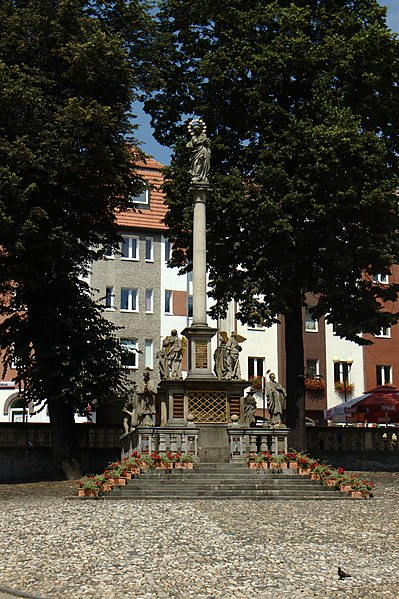 File:Kłodzko, náměstí, sloup.jpg