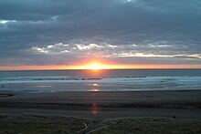 Sunset di Karioitahi Pantai.