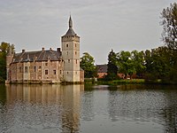 *Le château de Horst[22], dont l'histoire remonte au XIIIe siècle, témoin de l'origine des premiers seigneurs qui sont les Lantwyck, alliés aux Muyser à maintes reprises, ce qui leur a valu d'adjoindre leurs noms par Arrêté Royal du 14 déc. 1990.